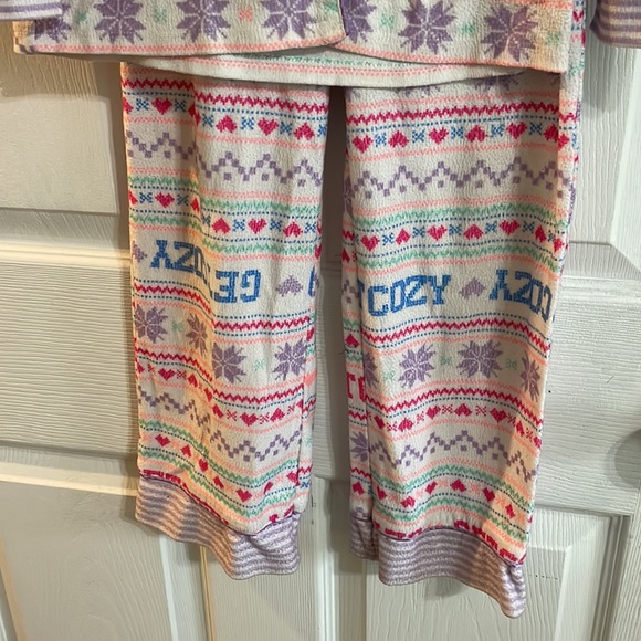 So girls, pajama set, two peas, size 5–6. Bundle and save or make offers! - Picture 3 of 4